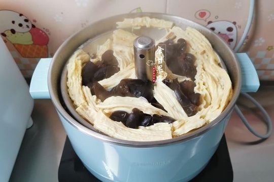 粗细|娘俩的午餐简单做，清淡味美又开胃，粗细搭配不失营养，又光盘