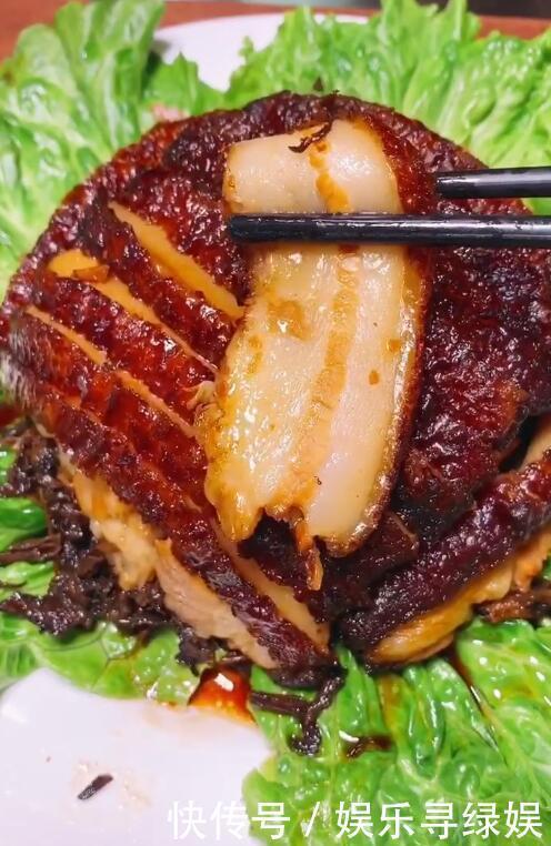 农村厨师告诉你梅菜扣肉的正宗做法,肥而不腻,比饭店的好吃10倍