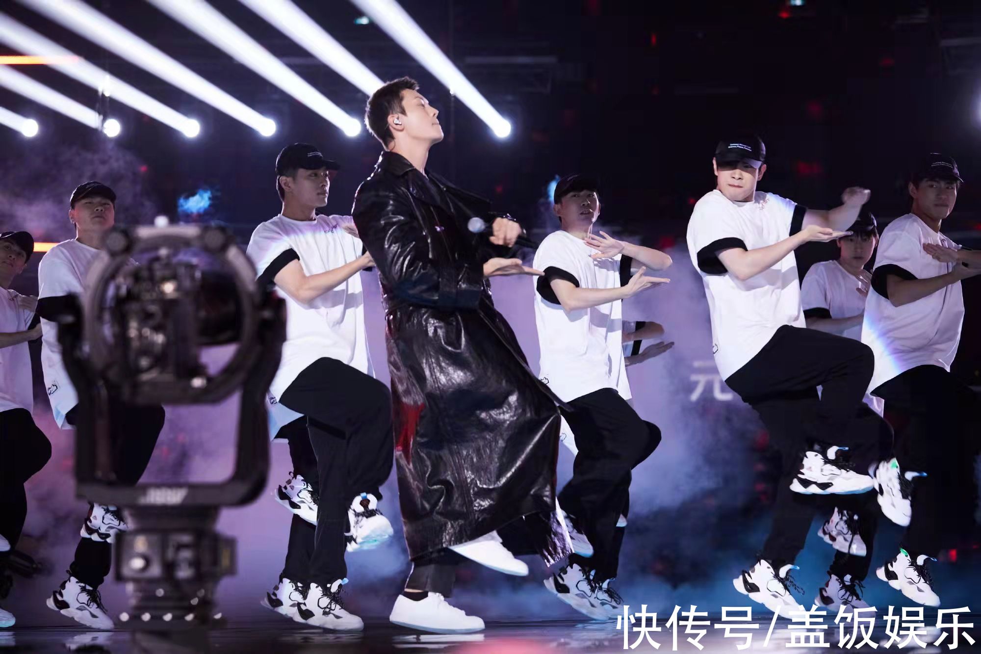 江苏跨年槽点多：张靓颖穿“开裆裤”，李宇春又压轴，关牧村破音