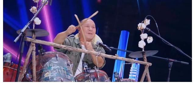 农村大叔用“破烂”表演,评委惊艳:邓紫棋落泪,谢霆锋登台点赞