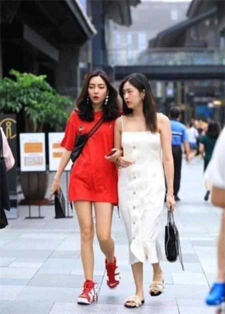 街拍:长发飘飘的美女,一身素色的穿搭,尽显温婉女神的气息