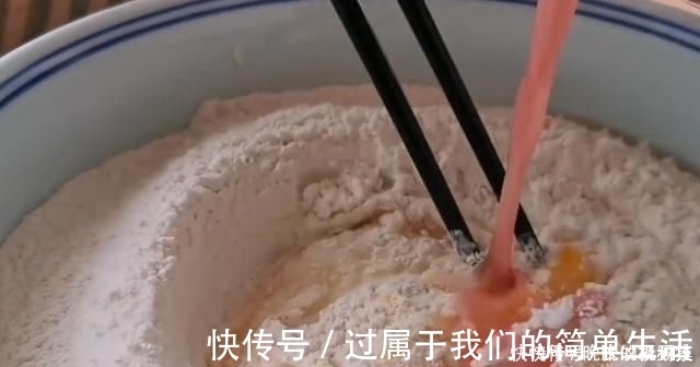 吃肉|面粉别蒸馒头了，加2个西红柿，不用蒸不用烙，出锅比吃肉还香
