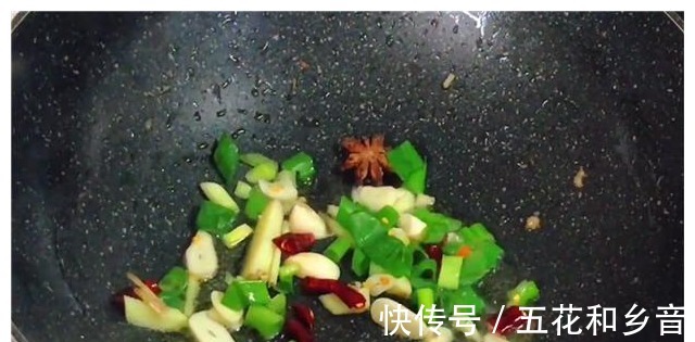 宫保鸡丁|宫保鸡丁这样做才正确，大厨讲解详细，一学就会，鸡肉嫩滑可口！