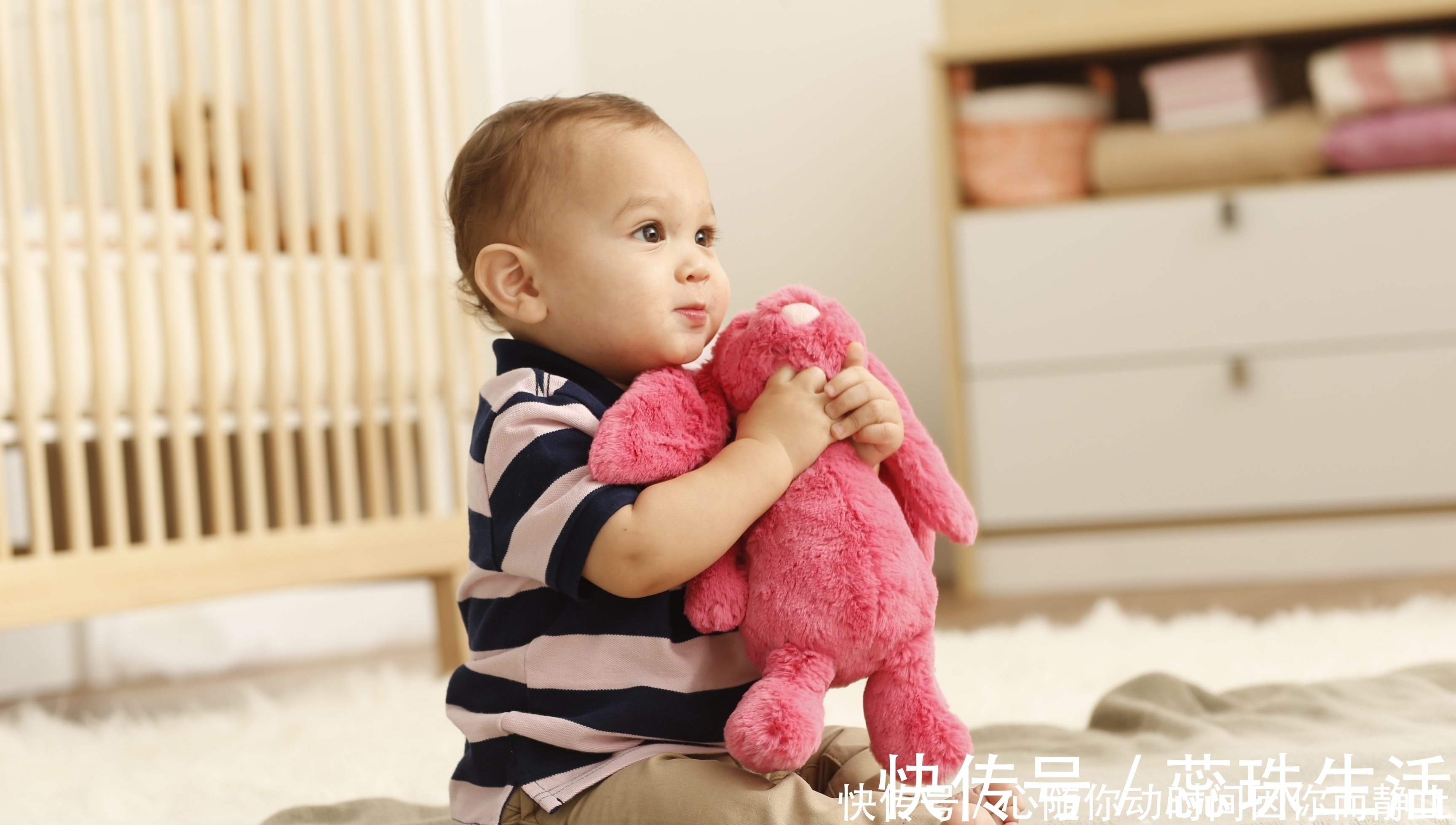 大脑|如何训练宝宝爬行？妈妈按照以下步骤来，不愁宝宝学不会