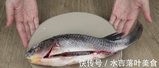 解冻鱼不能直接用水泡，海产老板教我一招，解冻后和新鲜买的一样！