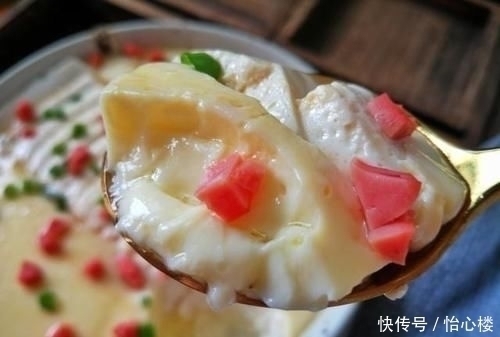 豆腐里打入两个鸡蛋,简单蒸一蒸,鲜嫩爽滑,营养健康特解馋