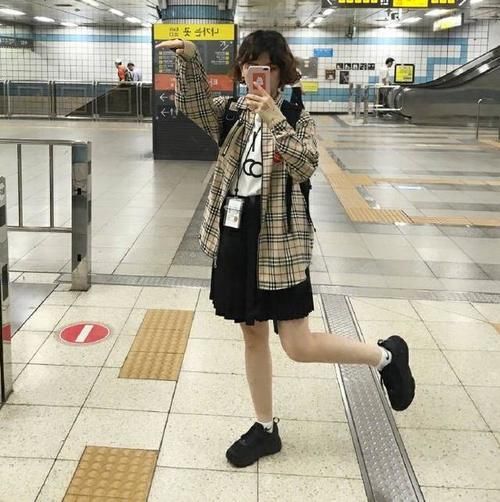 运动鞋|卫衣+裙装好看又温柔，小个子这样穿显可爱，小姐姐尽显甜美范