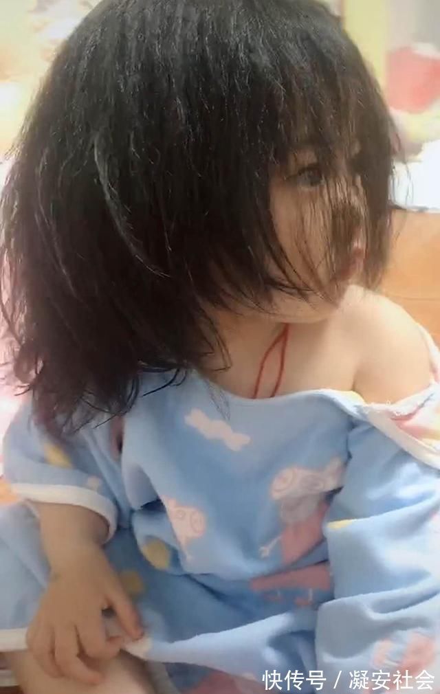 露肩装|宝宝一觉醒来,睡衣变成了“露肩装”,呆萌可爱的模样笑翻妈妈