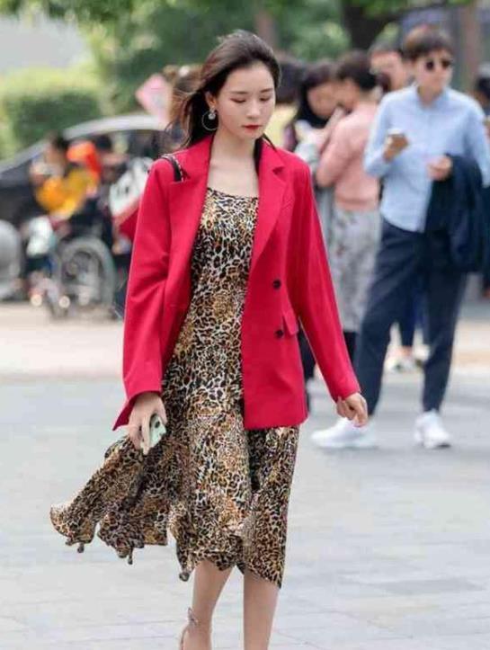 街拍:专注手机的小姐姐,身穿灰色连衣裙,超有范