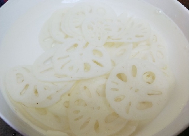 莲藕为啥易变黑如何防止发黑大厨教你一招,洁白爽脆,更入味