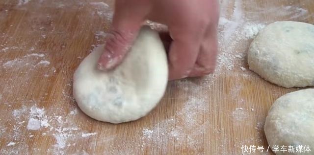 想吃葱花饼不用买,不用揉面,香酥宣软,比买的还好吃!