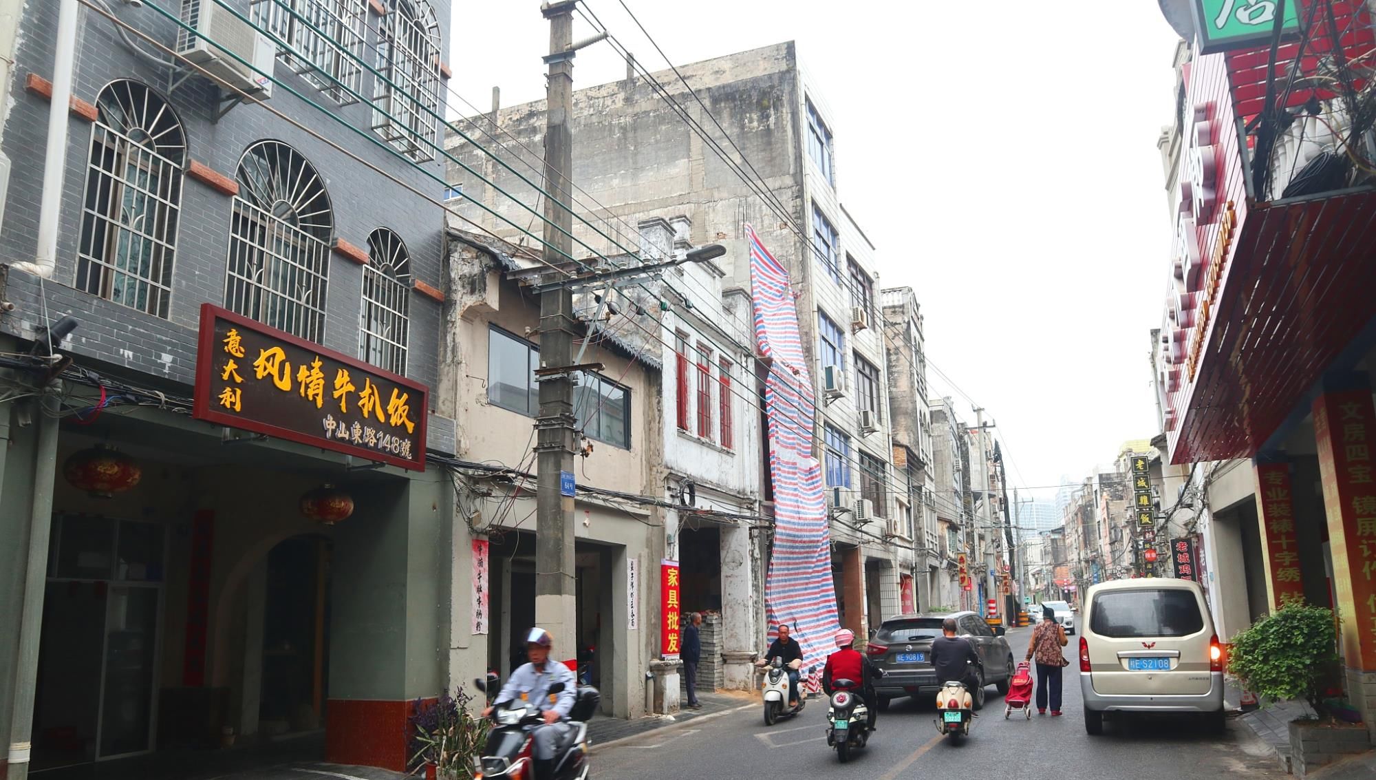 刚到广西北海老街，客栈老板就给了我两记“暴击”，小街藏美食