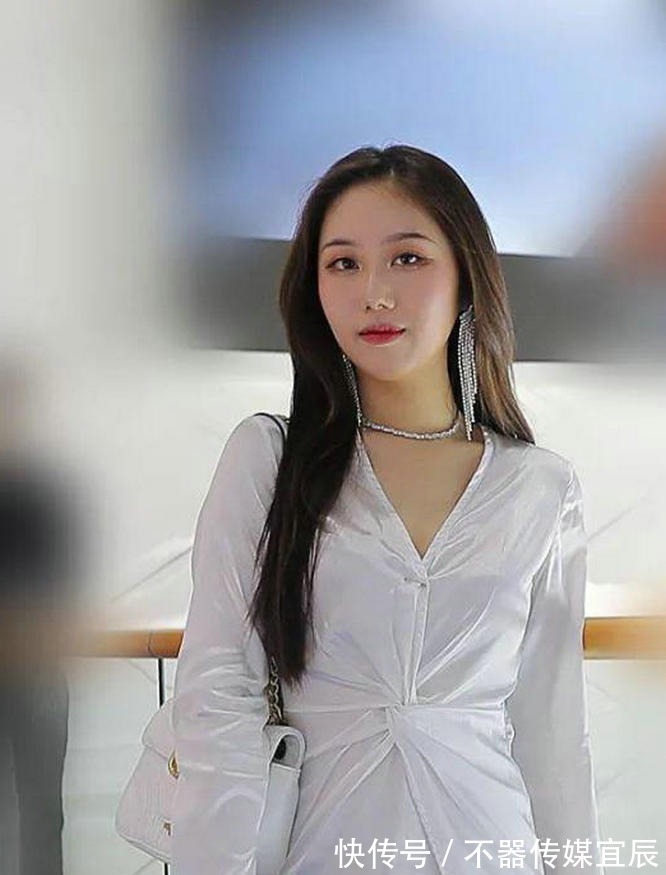 卡其色 时髦的穿搭,斗篷套装,穿出了初秋的唯美,清新时尚又优雅