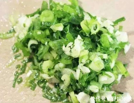 烙饼时,有人加鸡蛋,有人烫面老板教你正确方法做,太香了