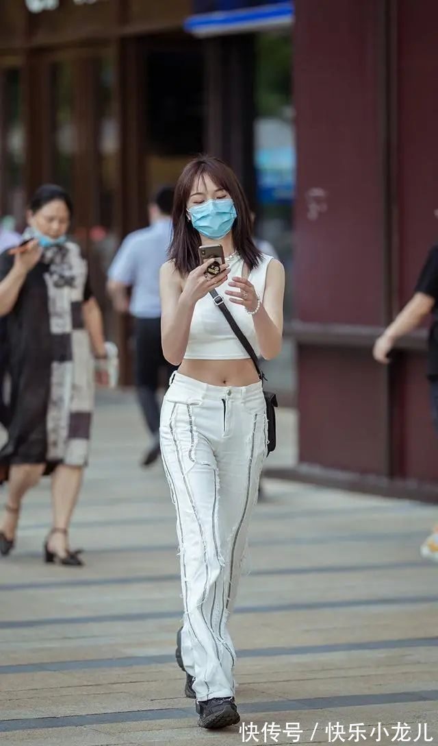 裹脚布 灰色性感上衣搭配灰色经典短裤，想要穿好，首先就要选对颜色