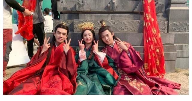 花蝴蝶|中餐厅周也龚俊兄妹情不减，丁真干活踏实，黄晓明太没存在感