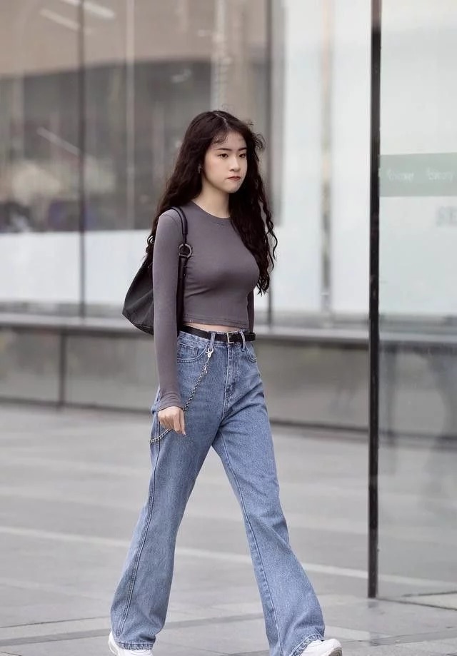 街拍:身穿红色连衣裙,小姐姐的气质非常优雅,尽显女神范