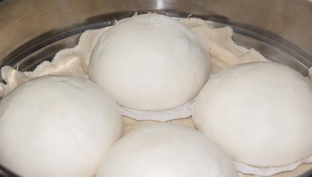 蒸馒头时酵母别直接放，多加这一步，蒸出来的馒头又白又大又劲道