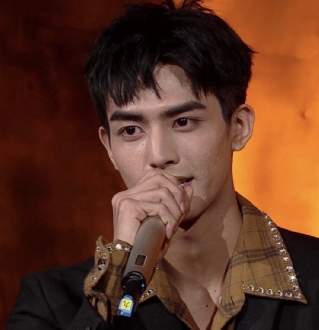 23岁王一博法令纹重、脸垮明显,他的颜值还能撑几年?