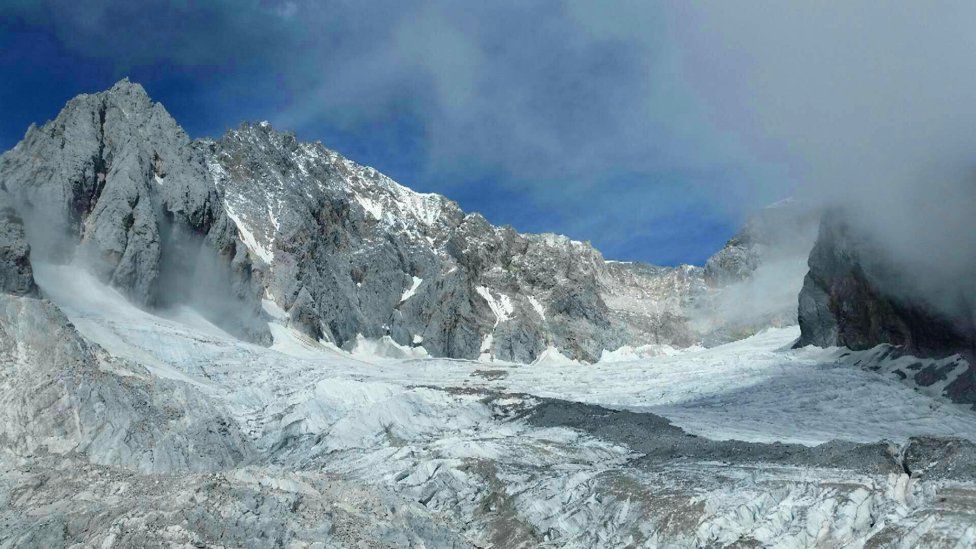 玉龙雪山，好似浑然天成的风景画