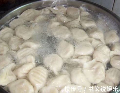 煮饺子时，别傻乎乎只用水，多加“三样”东西，饺子不粘锅不破皮