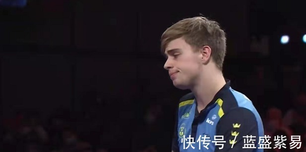 强拉|4-0赢了!樊振东豪夺冠军,赛后直言紧张,对手中途摔在广告牌上!