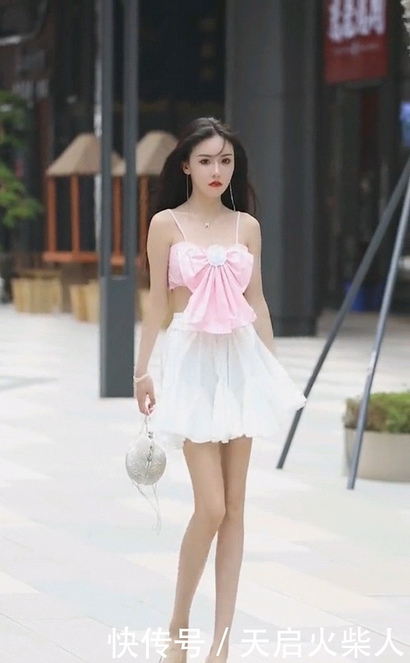 街拍粉红蝴蝶结甜心公主,少女气质尽显,可爱穿搭超甜美
