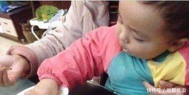坏习惯|宝宝见什么啃什么,奶奶忍不住塞了猪蹄给孩子,全家人笑翻了