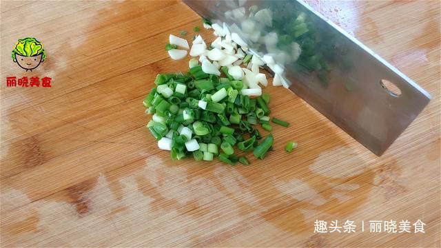 现在才知道，炒茄子不能先放油，大厨教你一招，出锅不发黑不吸油