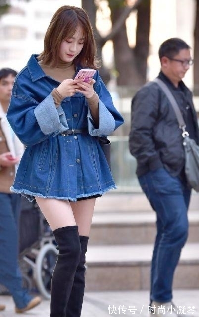 玩转|微凉秋日的个性穿搭,宽松牛仔外套+长筒靴,轻松玩转下身失踪