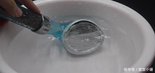 喷头|把牙膏挤到淋浴喷头上,一年能省下不少钱,解决了很多家庭的困扰