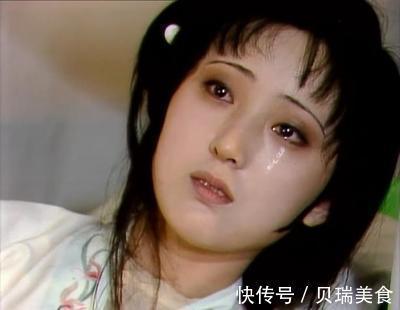 薛宝钗&林黛玉和贾宝玉一桌吃、一床睡，亲昵胜过夫妻，为至死清白如玉？