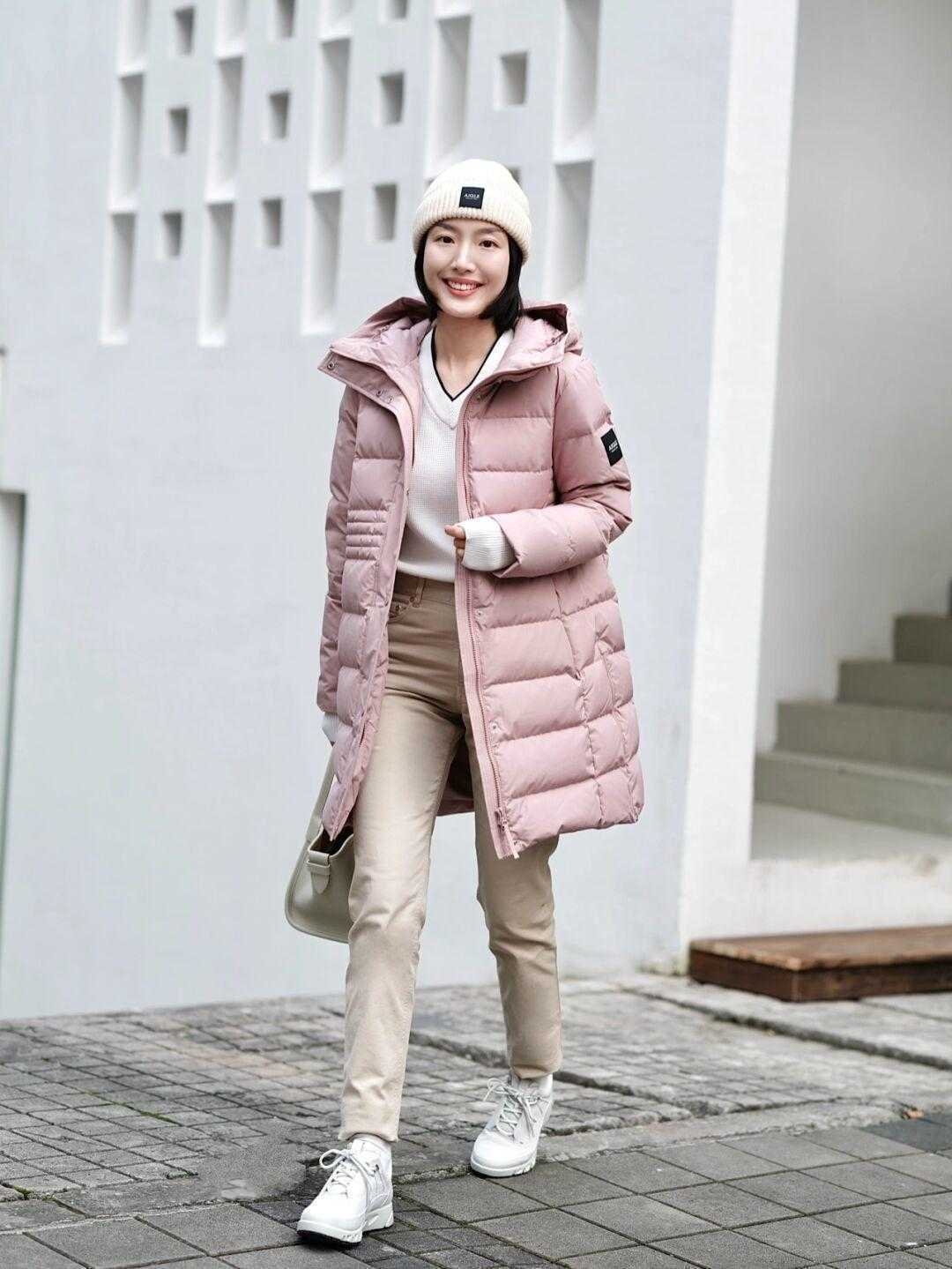 紧身裤 天冷了,“羽绒服”不能缺席,今冬流行这样穿,温暖显瘦又有气质