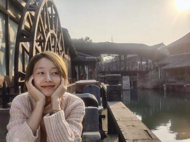 马伊琍真是一股清流，大衣都起球成这样了还穿，配新发型还挺时髦