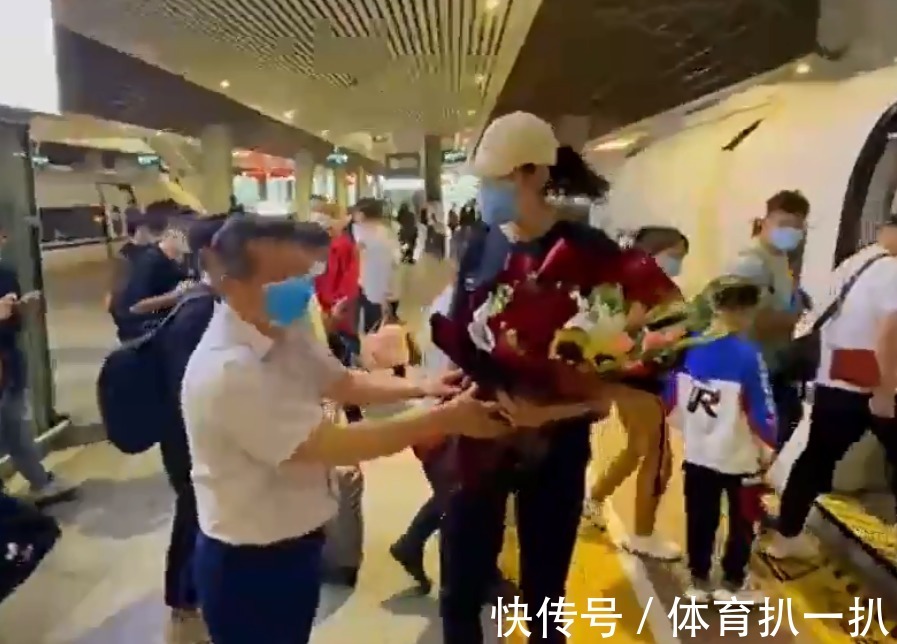 朱婷|朱婷回河南備戰(zhàn)全運(yùn)會(huì)，領(lǐng)導(dǎo)親自迎接，手腕上的繃帶沒(méi)了