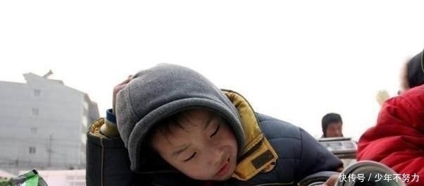 练字|小学生的“蚂蚁字体”走红,家长看了很上火,大家直呼心疼老师