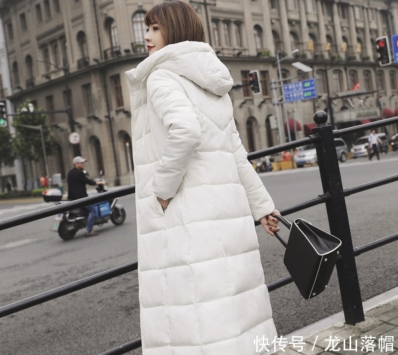 建议大家:羽绒服尽量选长款!再搭配一双踝靴,不打扮都美嫩