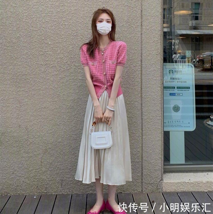 p今年流行的“米色半身裙”,搭配这几款上衣,气质高级不说还显瘦
