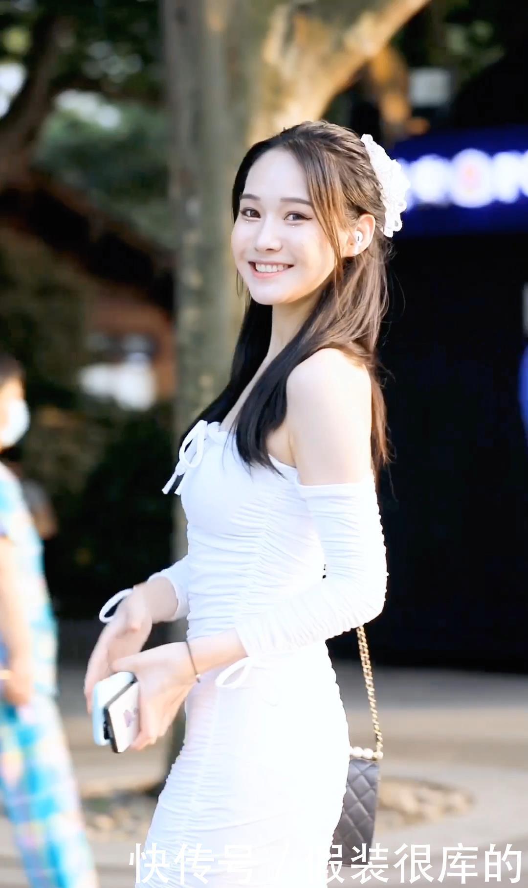 清纯的小姐姐，抹胸连衣裙尽显女神气质，微微一笑宛若初恋