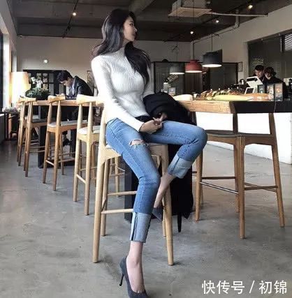 健身|爱健身的大学校花，身材曲线明显，校园里收获无数男生注视！