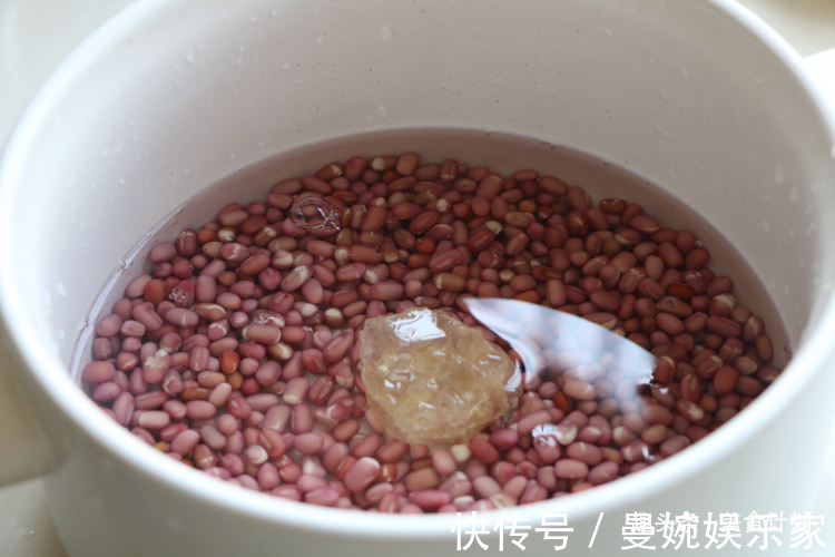 绿豆雪糕|夏天红豆别煮粥了,加半碗糯米粉一蒸,清凉又解暑,比凉糕好多了