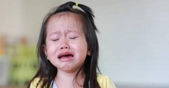 脱下|3岁女儿幼儿园回家后,总紧握裤子说不能尿尿,脱下裤子宝妈气哭