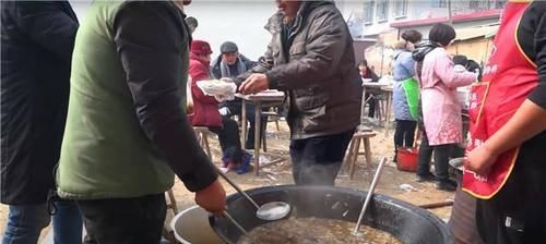 街头|大叔街头卖“大锅”小吃，5元一碗分量足，食客不吃就馋得慌