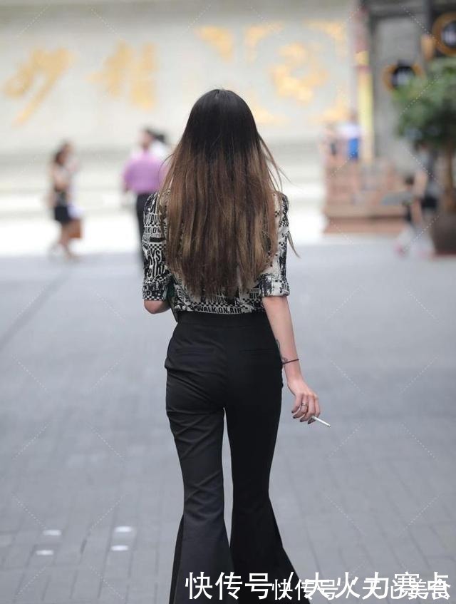 黑色衬衫搭配同色系裤子,时尚休闲,炫酷十足