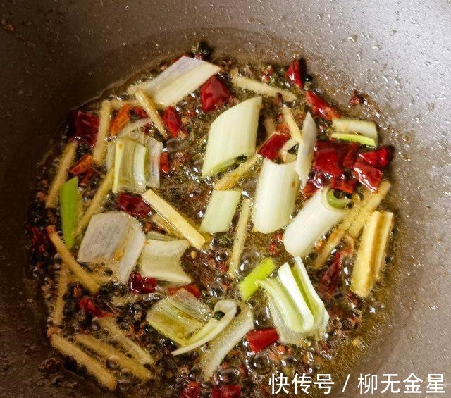 芹菜|芹菜肉丝蒸卤面，肉丝香嫩，芹菜色泽漂亮！