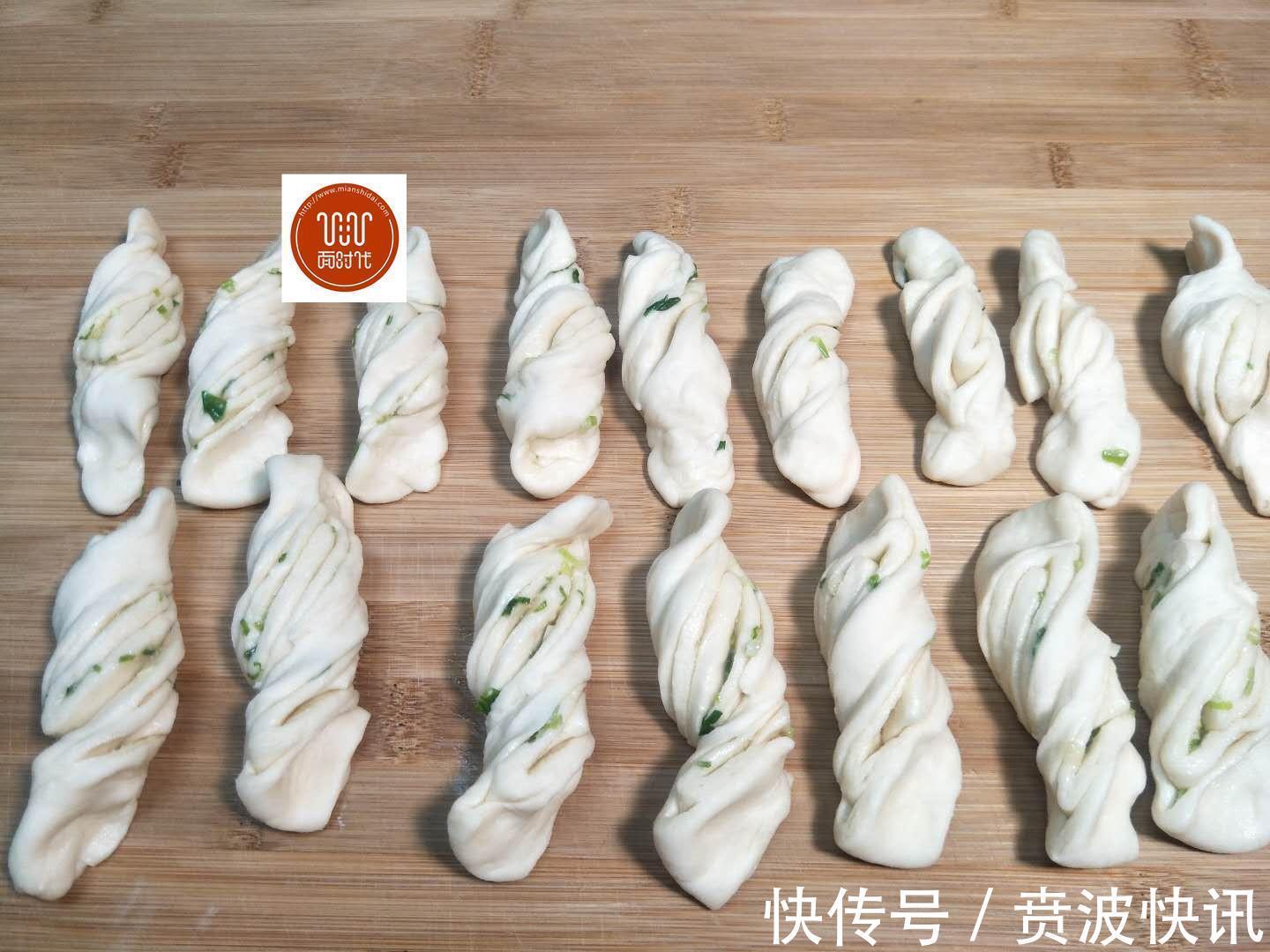 花卷不要再蒸着吃了，试试着样做，3分钟就出锅，宣软又酥脆！