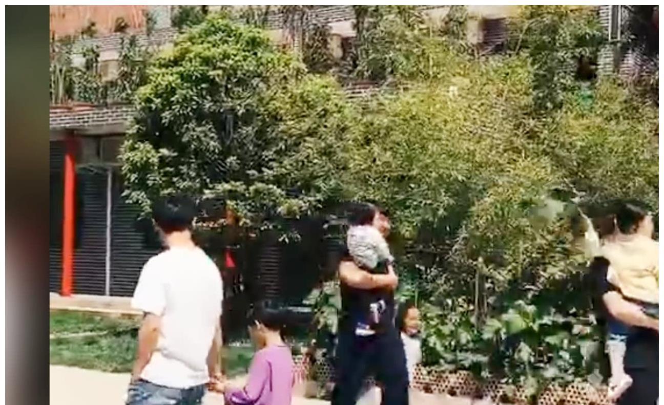 亲家|带女儿和儿子出门,爸爸们走路姿势大不相同,儿子:爸爸你还好吧