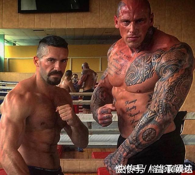 米高|2米高的他比巨石强森大一圈,瘦竹竿变肌肉巨兽,娇妻只有1米6