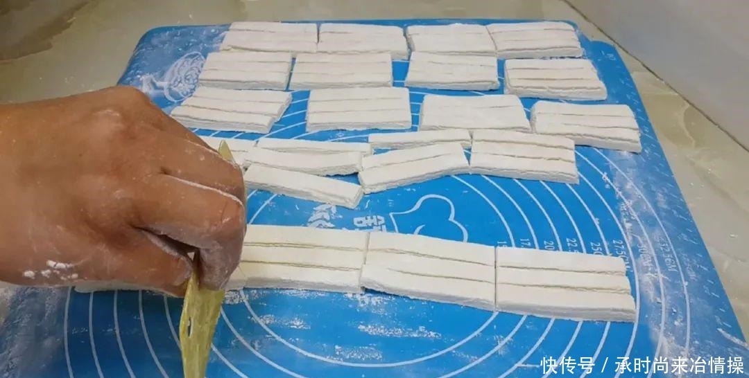  小油条|糯米粉这样做才好吃，开水一烫，个个焦脆又香酥，比麻花油条好吃