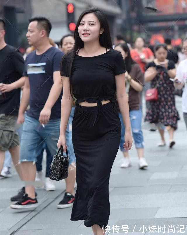 短袖|黑色短袖配黑半身裙,优雅大气,穿着轻松时尚